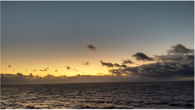 写真；大海の日の出